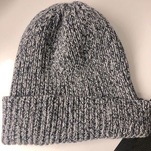 Uniqlo grey & black touque